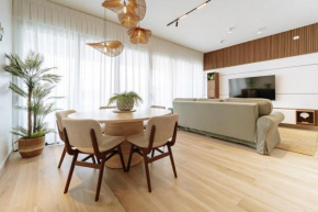 Downtown Luxury Apartment with Private Beach